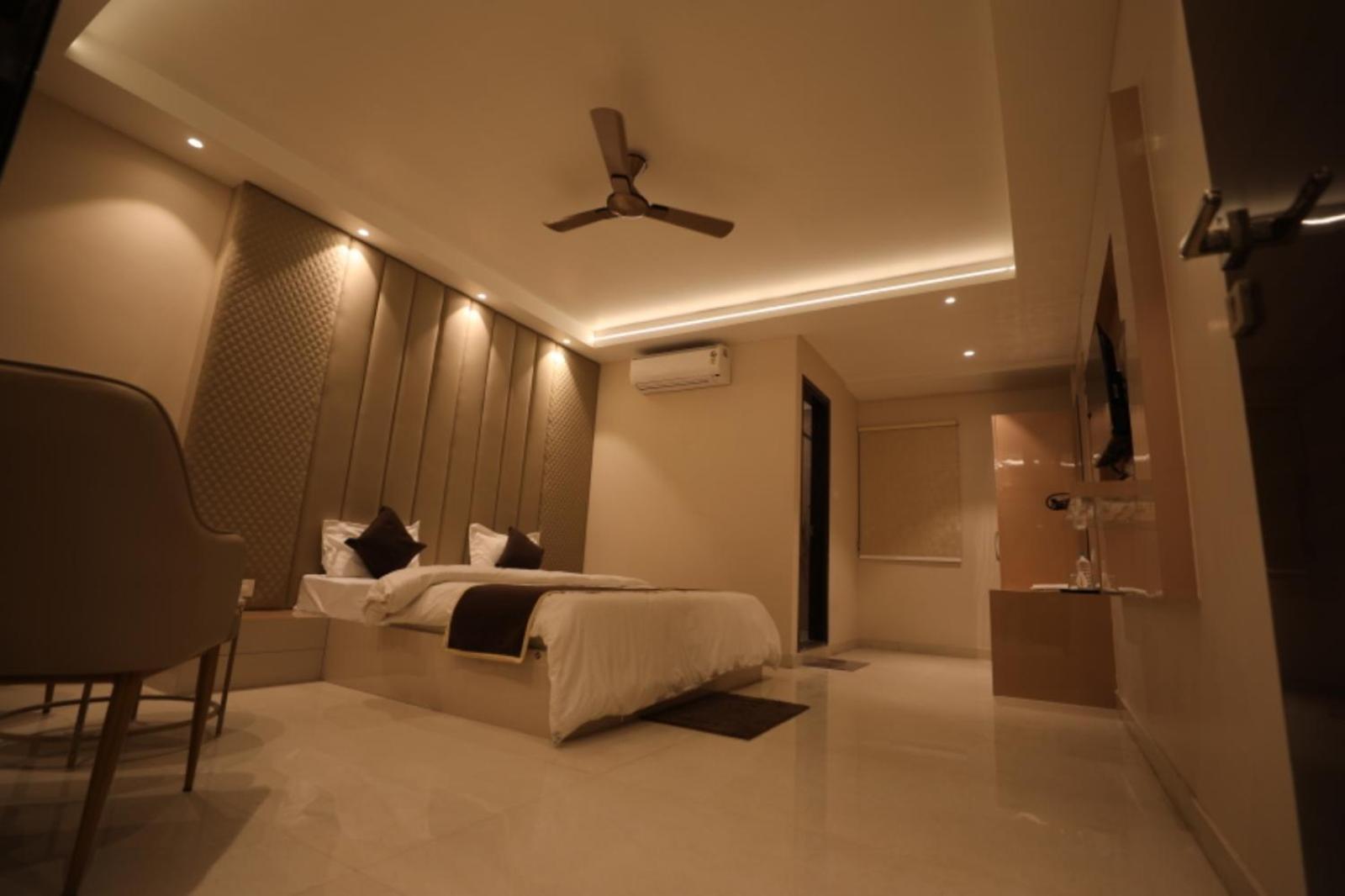 Hotel Maya Crystal Juhi Bari Екстер'єр фото