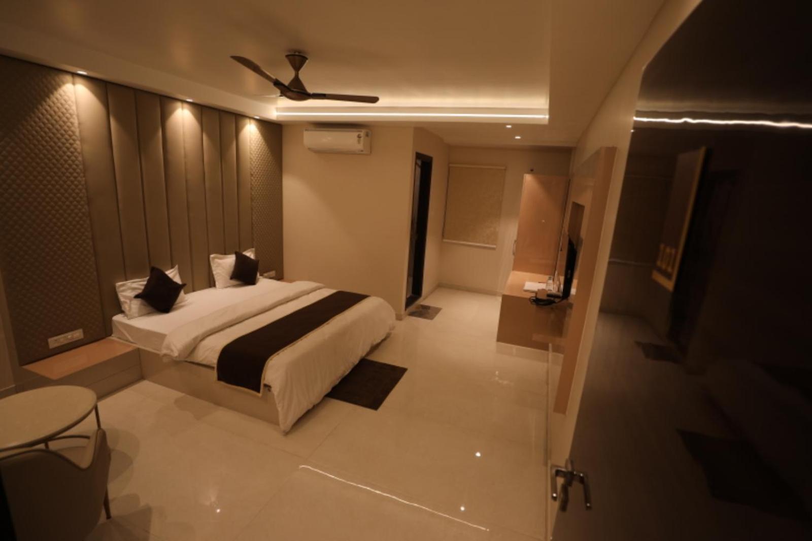 Hotel Maya Crystal Juhi Bari Екстер'єр фото
