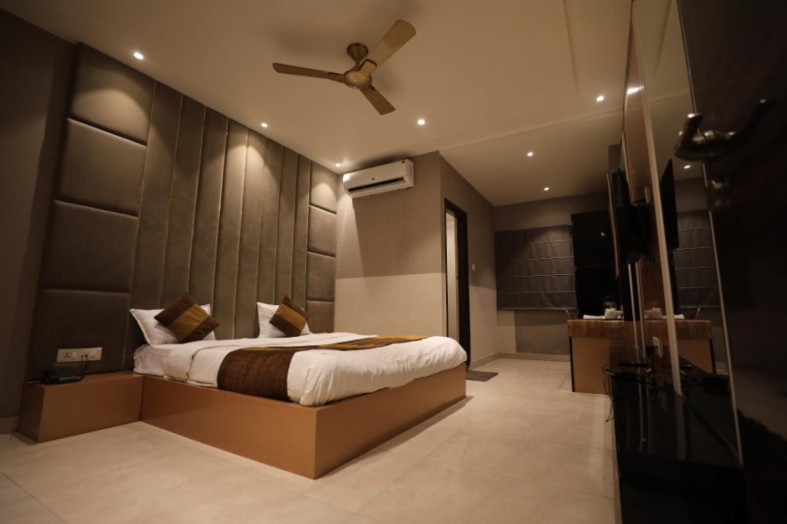 Hotel Maya Crystal Juhi Bari Екстер'єр фото